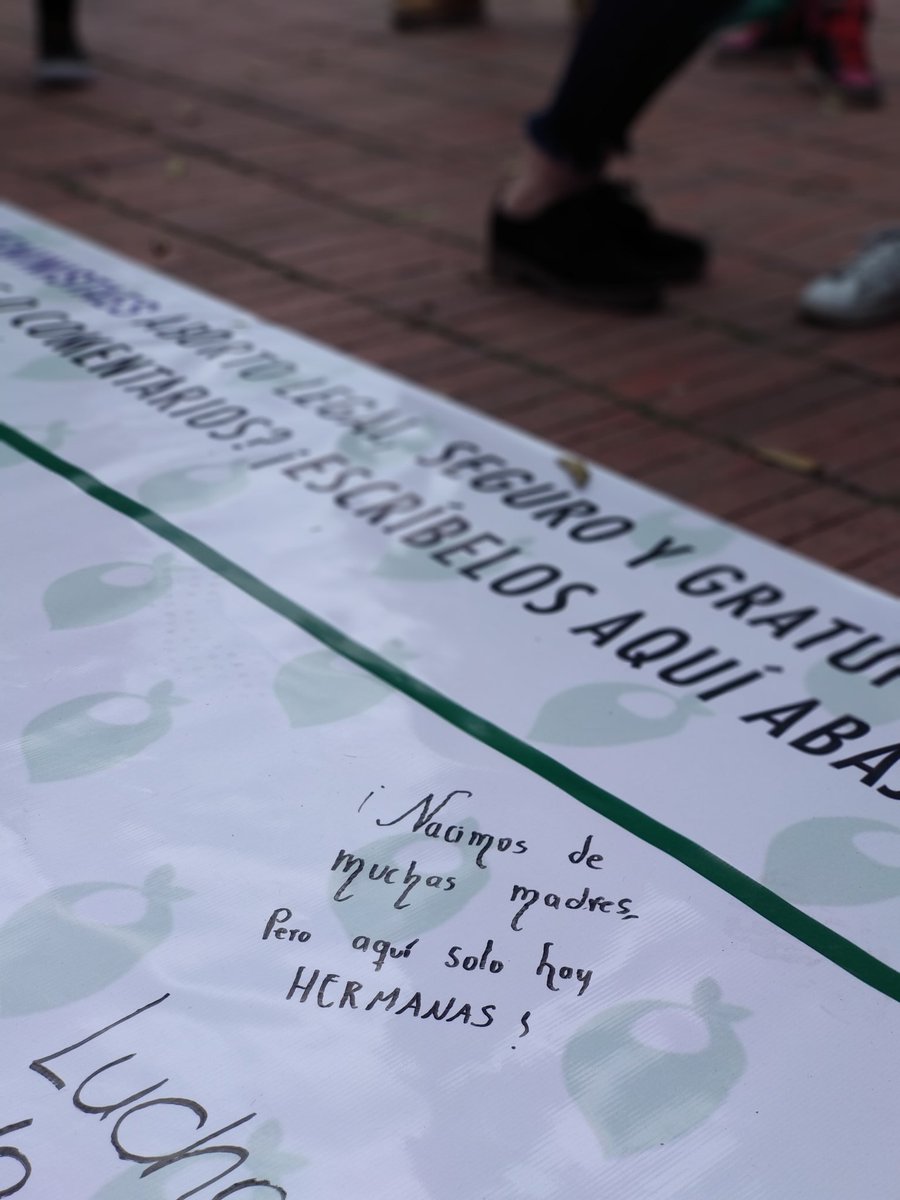LIMPALCOLOMBIA's tweet photo. "Vamos a construir juntas un mundo nuevo, libres y vivas, jamás esclavas" dicen las mujeres en las manifestaciones del #25N en Bogotá #NiUnaMenos https://t.co/GxKgHiTUzq