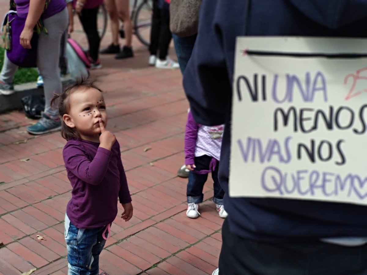 LIMPALCOLOMBIA's tweet photo. "Vamos a construir juntas un mundo nuevo, libres y vivas, jamás esclavas" dicen las mujeres en las manifestaciones del #25N en Bogotá #NiUnaMenos https://t.co/GxKgHiTUzq