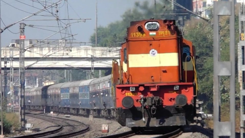 Pune WDM3D Hauled 12169 Pune 🔁Solapur Intercity (Indrayani) Superfast Express Curve through Hadapsar. 
@rajtoday 

#irfca #raildrishti
