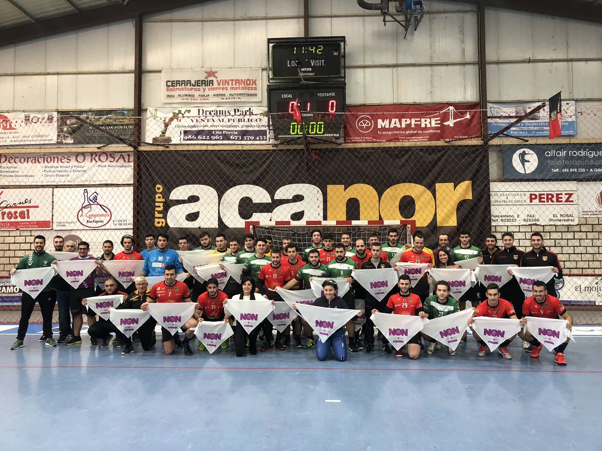 atleticonovas's tweet photo. FINAL Seis de sete para o noso filial (26:25). Hoxe os de victor e César Armán doblegaron pola mínima ao segundo equipo do @UB_Lavadores, que antes do inicio se manifestaron contra a violencia de xénero.

#ForzaNovás🔴⚫️ https://t.co/eRuvopq1wy