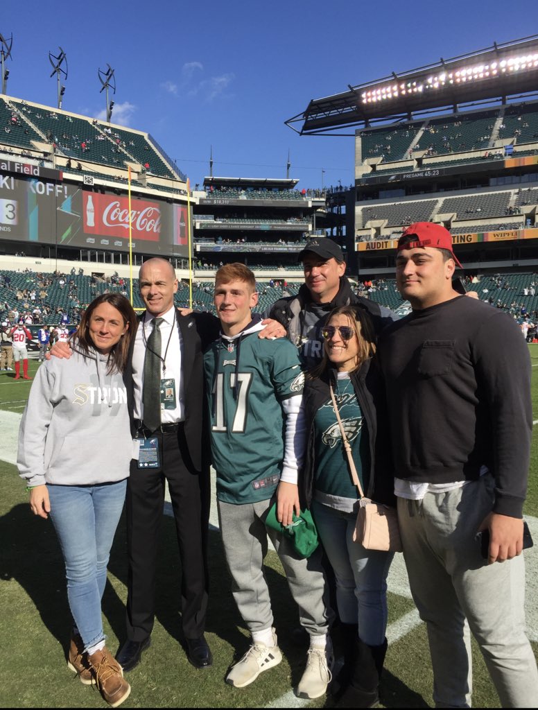 Myers fam photo at the <a href="/Eagles/">Philadelphia Eagles</a> #FlyEaglesFly #Team17strong <a href="/A_myers17/">Anthony Myers</a>