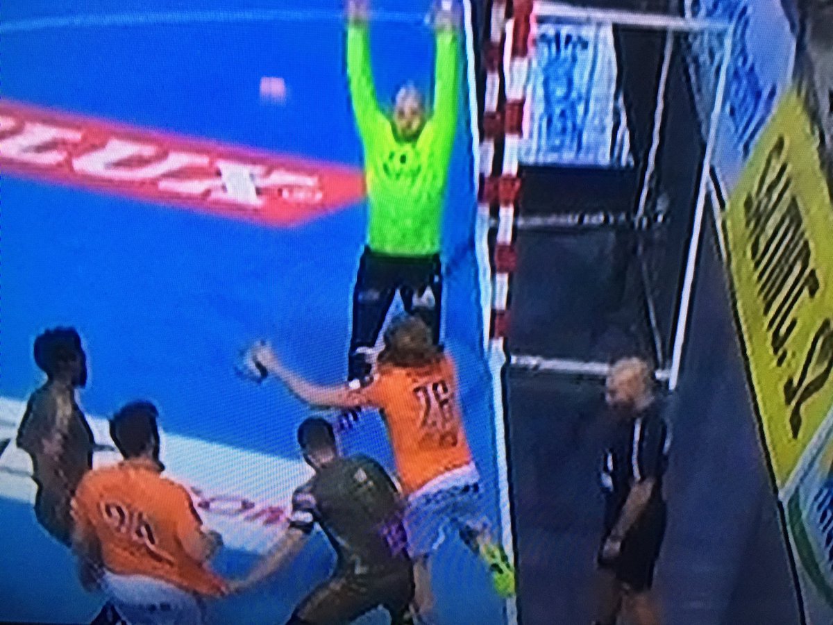 olabranholm's tweet photo. En 18-åring avgör borta mot regerande CL-mästarna! Med en knorr från den här vinkeln, med en sekund kvar.
Sjukt avslut på matchen, stort grattis @IFKKristianstad ! 31-30 mot Montpellier. https://t.co/YElCUhjoME