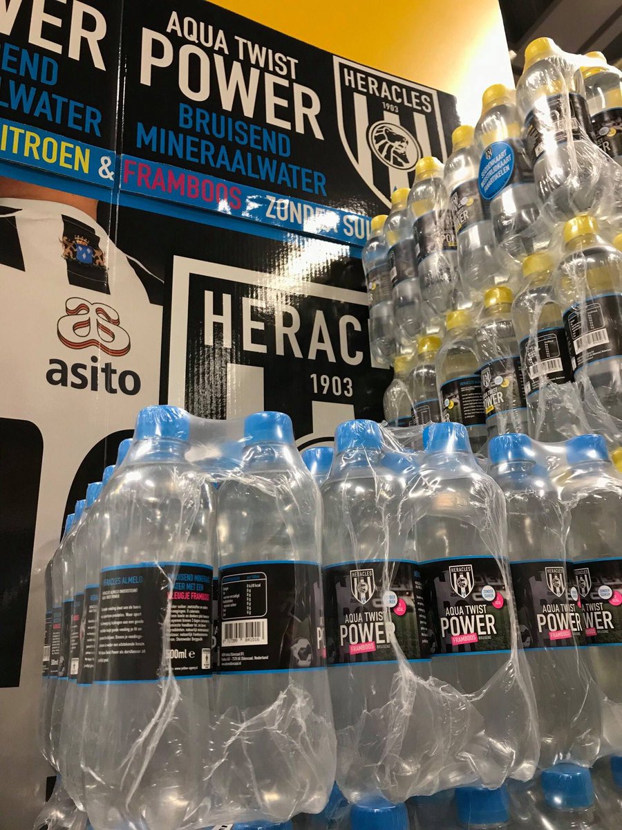 Wij laten onze klant AKOM scoren bij <a href="/HeraclesAlmelo/">Heracles Almelo</a> met de #branding van de flesjes Aqua Twist Power en bijpassende winkeldisplay. AKOM, HERACLES en YELLOW..... een mooi team! #WaterMetSmaak #JumboAlmelo #PlusAlmelo #packaging