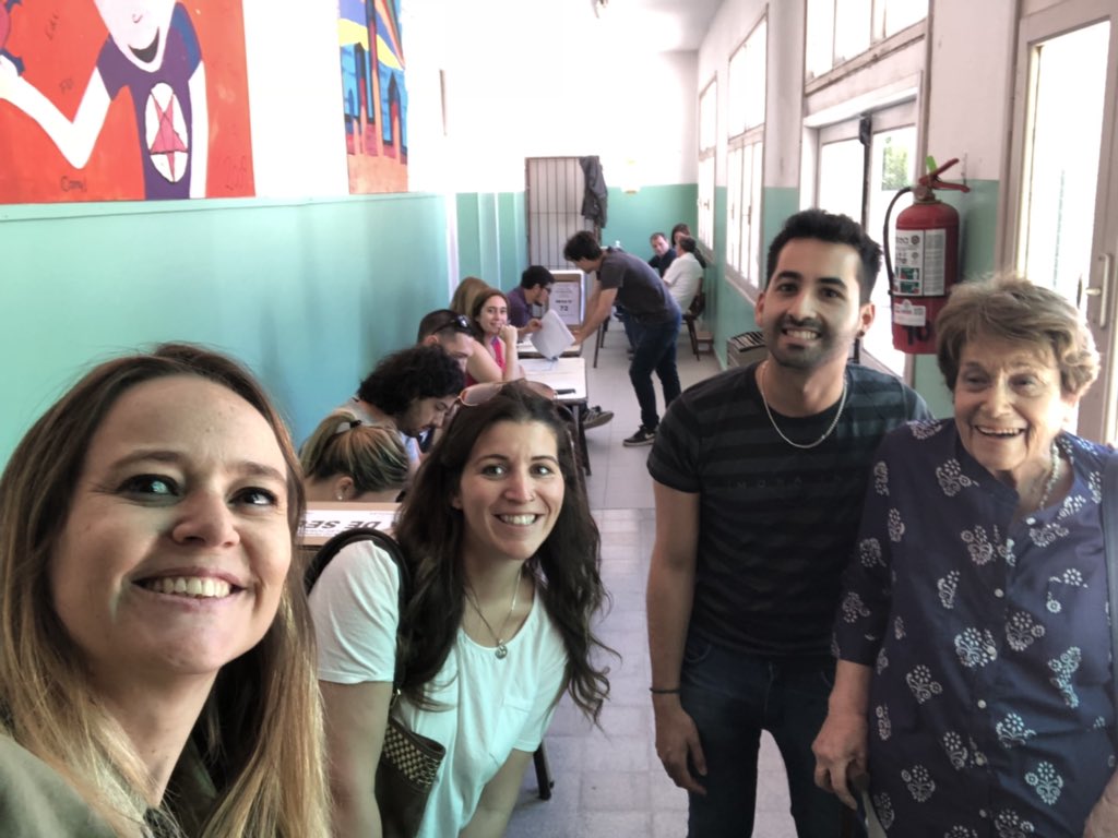 mageferranqn's tweet photo. Intensa jornada azul acompañando a compañer@s y amig@s ! El MPN es un ejemplo de democracia y participación a nivel nacional. Orgullosa de mi amado partido! #SoyAzul #OG2018 @OmarGutierrezOk @marcoskoop @MarianoGaidoOk https://t.co/hBA7mBbzsM