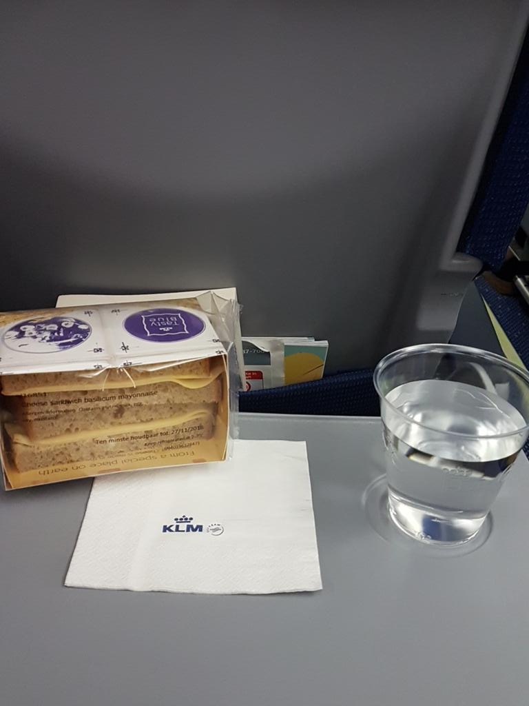 Thanks <a href="/KLM/">KLM</a> voor de service. Eten en drinken op een vlucht van 1 uur en 20 min. Bij de meeste maatschappijen of betalen of niks.