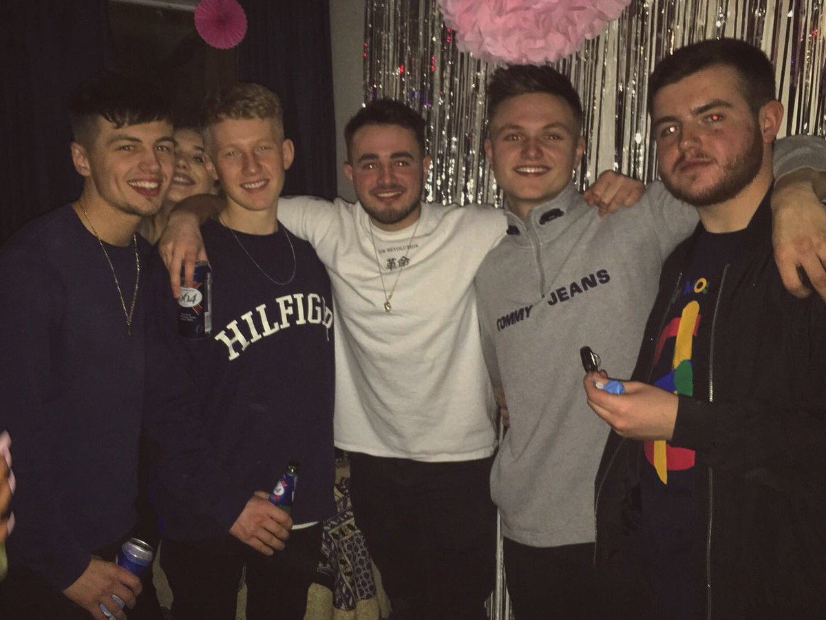 tomhunter97's tweet photo. @harvahan happy 21st bro, cheers for yesterday x https://t.co/bkAplvPuTj