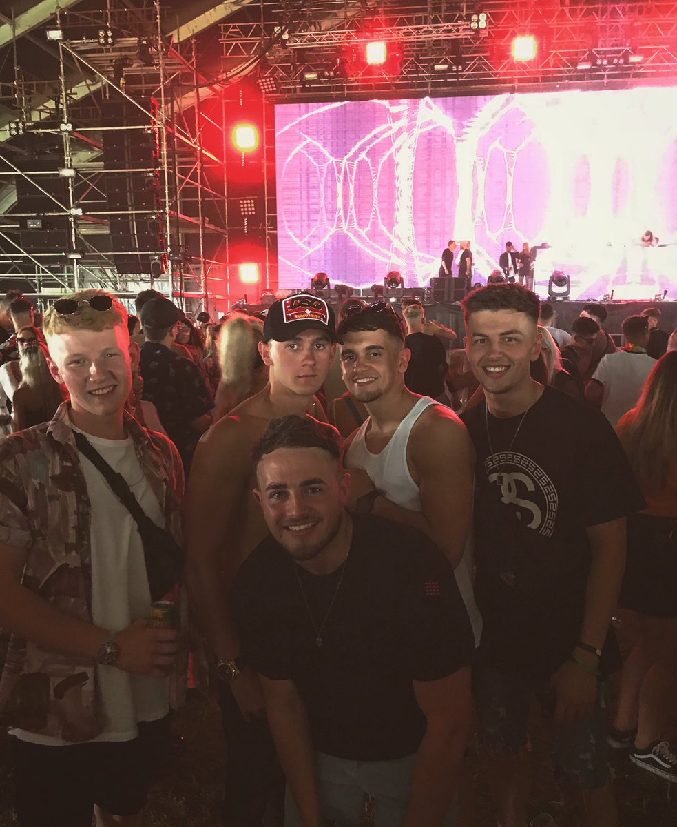 tomhunter97's tweet photo. @harvahan happy 21st bro, cheers for yesterday x https://t.co/bkAplvPuTj