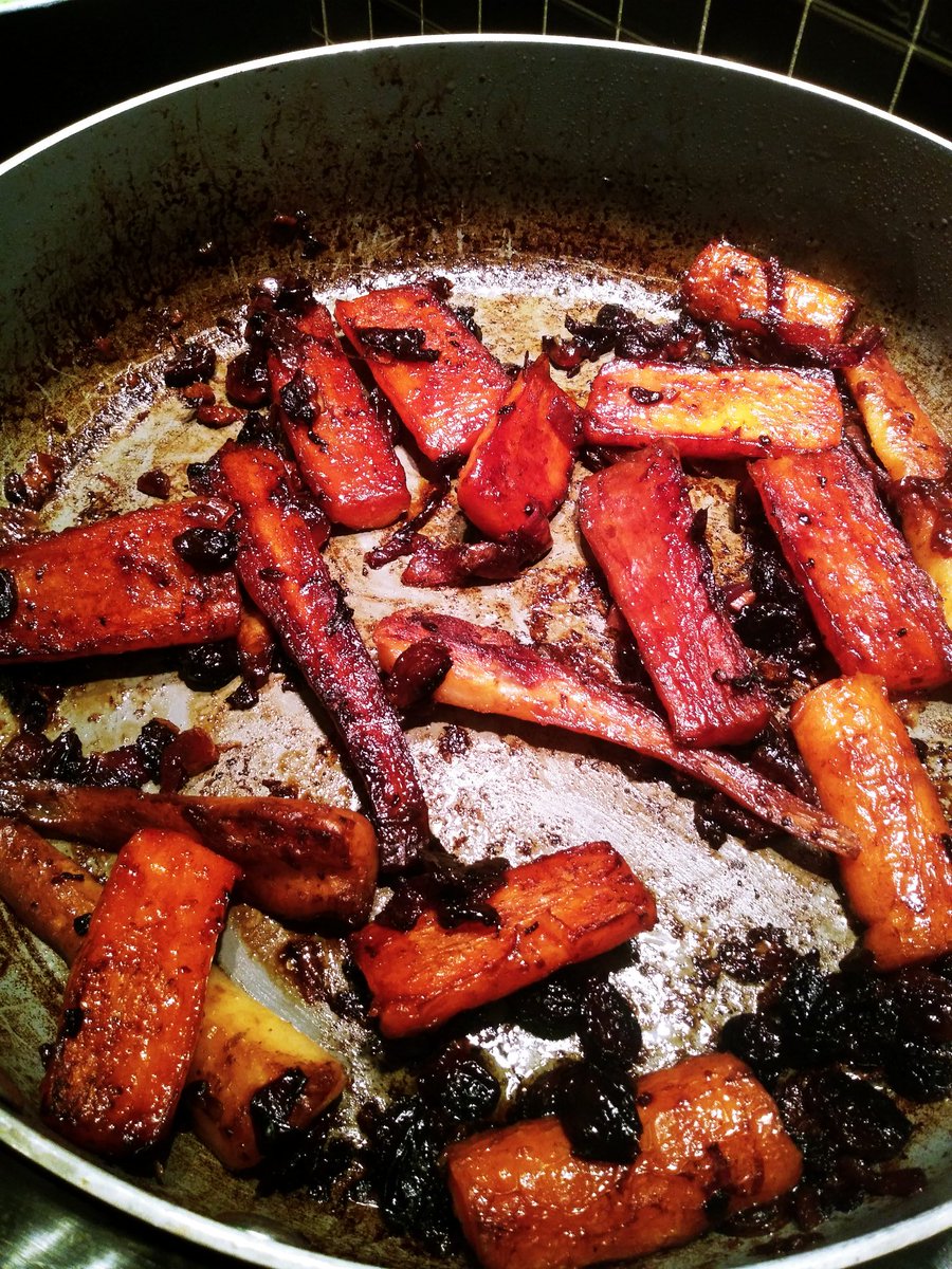 Parky_teaches's tweet photo. Roast cauliflower and honey glazed carrots and parsnips for tea tonight. #CheffyDaddy @Misterbodd @MissC_1717 @MissSDoherty @MrBoothY6 @AnnisbrownJ @chrisdysonHT @shanelegend23 https://t.co/BG6bQ65JeF