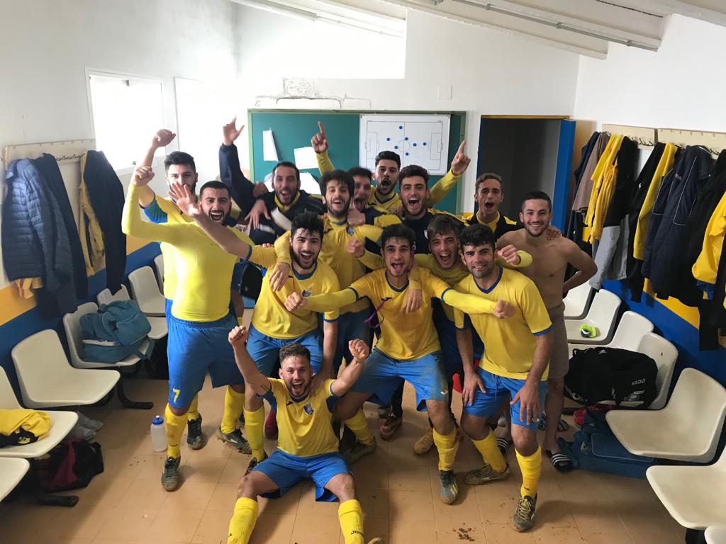 SolanaEMD's tweet photo. La jornada de hoy en el vestuario amarillo 🔶🔶🔶🔶se resume en una imagen📷📷 https://t.co/pccIDIQjfq