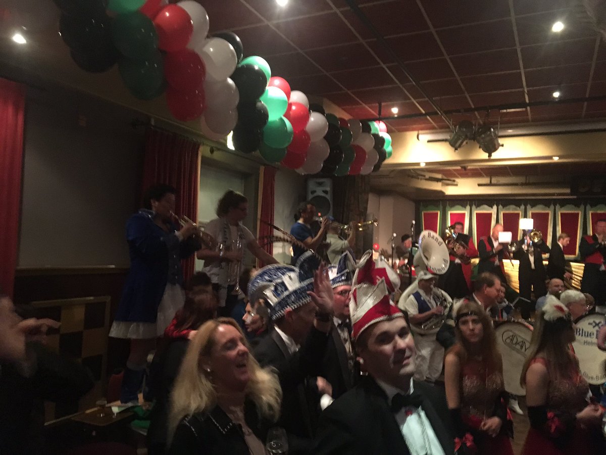houtsekluppels's tweet photo. Geweldige receptie van @DKersepit meegemaakt vanmiddag! Mede dankzij @BlueBandHelmond hebbben we onze vereniging goed gepresenteerd! #receptie #feest #blaaskapel #prins https://t.co/wWis2sAqlg
