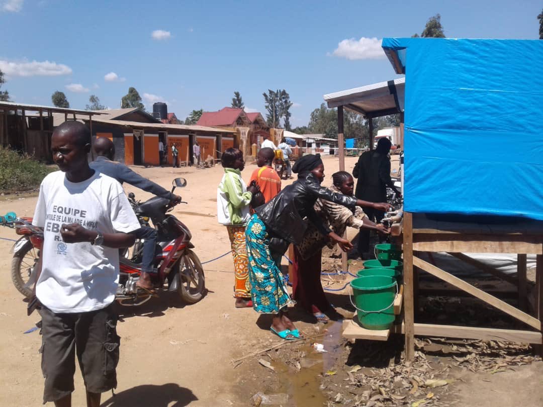 IOMCOpretoria's tweet photo. “Double barrier” #PointOfControl (PoC) in Muzibala #DRCongo , to ensure that in-coming & out-going travelers pass trough IOM’s #Ebola Response Project’s health screening https://t.co/YSUwuzUCLs