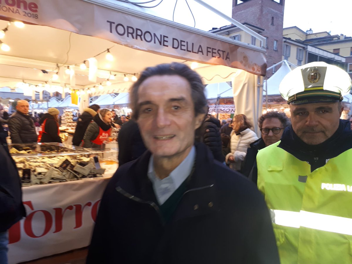 FontanaPres's tweet photo. Nella splendida #Cremona per la Festa del #Torrone: una piazza gremita, per un evento che esalta il valore di un prodotto tipico che fa parte della storia e dell'economia di questo territorio. 

#fdt18 #torronemania #inLombardia

@FestaTorroneCremona https://t.co/eW0Ynrqhdl
