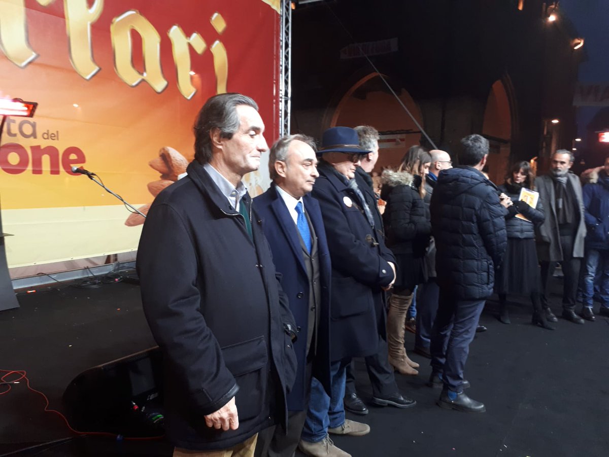 FontanaPres's tweet photo. Nella splendida #Cremona per la Festa del #Torrone: una piazza gremita, per un evento che esalta il valore di un prodotto tipico che fa parte della storia e dell'economia di questo territorio. 

#fdt18 #torronemania #inLombardia

@FestaTorroneCremona https://t.co/eW0Ynrqhdl