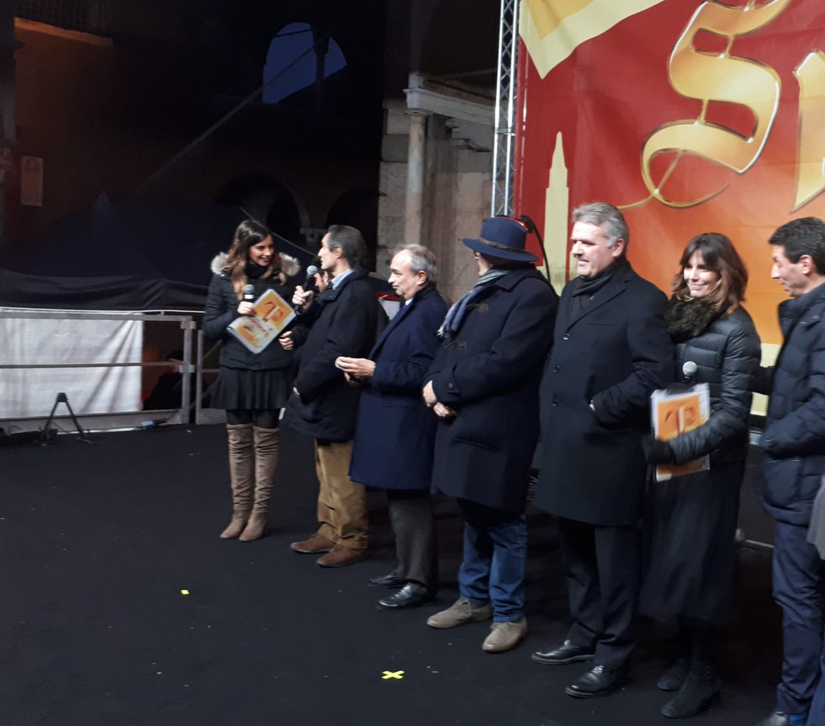 FontanaPres's tweet photo. Nella splendida #Cremona per la Festa del #Torrone: una piazza gremita, per un evento che esalta il valore di un prodotto tipico che fa parte della storia e dell'economia di questo territorio. 

#fdt18 #torronemania #inLombardia

@FestaTorroneCremona https://t.co/eW0Ynrqhdl