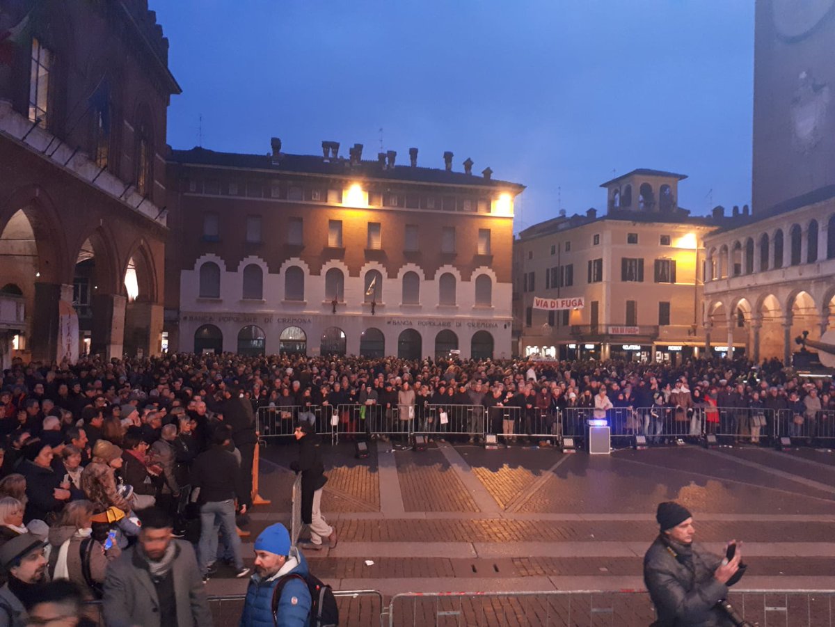 FontanaPres's tweet photo. Nella splendida #Cremona per la Festa del #Torrone: una piazza gremita, per un evento che esalta il valore di un prodotto tipico che fa parte della storia e dell'economia di questo territorio. 

#fdt18 #torronemania #inLombardia

@FestaTorroneCremona https://t.co/eW0Ynrqhdl