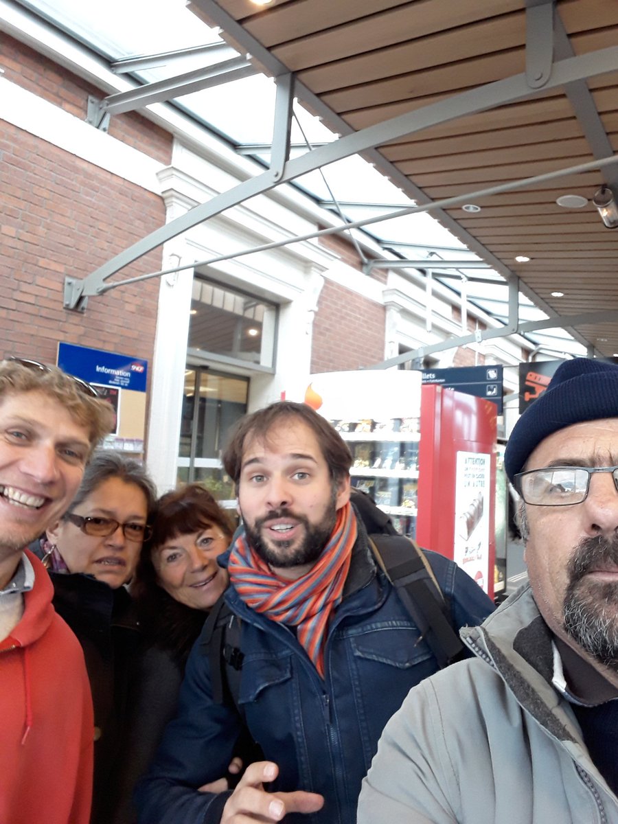 serbuc56's tweet photo. Belle journée aujourd'hui 5 https://t.co/hRjByCuNIp rencontre avec @julian_auge gare  Vannes échanges sur #EuropeInsoumise puis soutien aux #Giletsjaunes de theix on retrouve Loïc et Marie Paule #BretagneInsoumise @DesphiV https://t.co/HV5fDsVG3X
