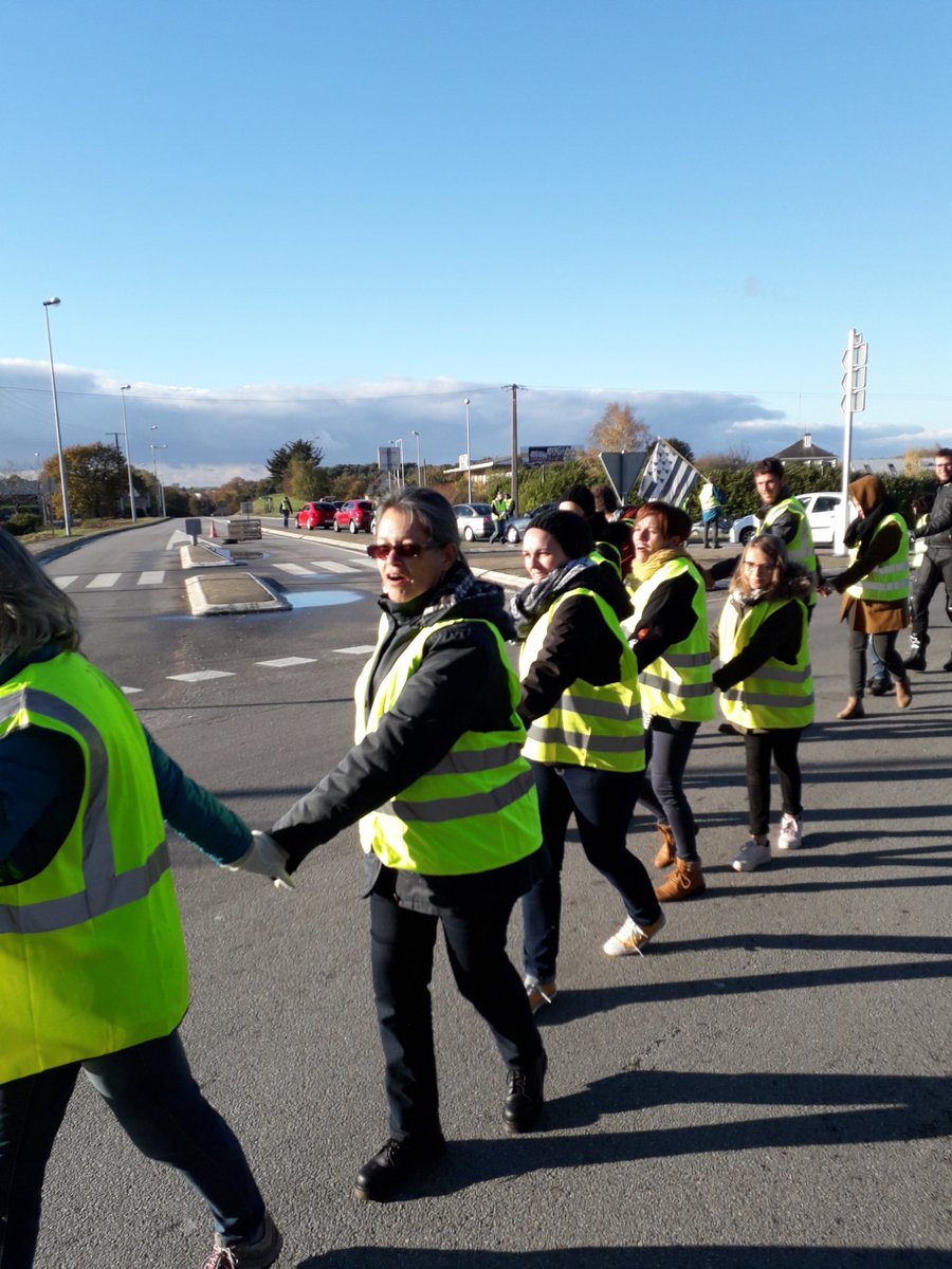 serbuc56's tweet photo. Belle journée aujourd'hui 5 https://t.co/hRjByCuNIp rencontre avec @julian_auge gare  Vannes échanges sur #EuropeInsoumise puis soutien aux #Giletsjaunes de theix on retrouve Loïc et Marie Paule #BretagneInsoumise @DesphiV https://t.co/HV5fDsVG3X