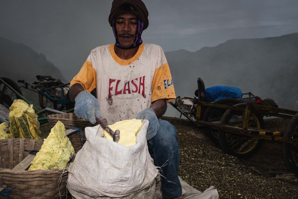Flash - Indonesia 

The Street Hub: streetbounty.com 

#StreetPhotography #Photography #Ijen #Indonesia