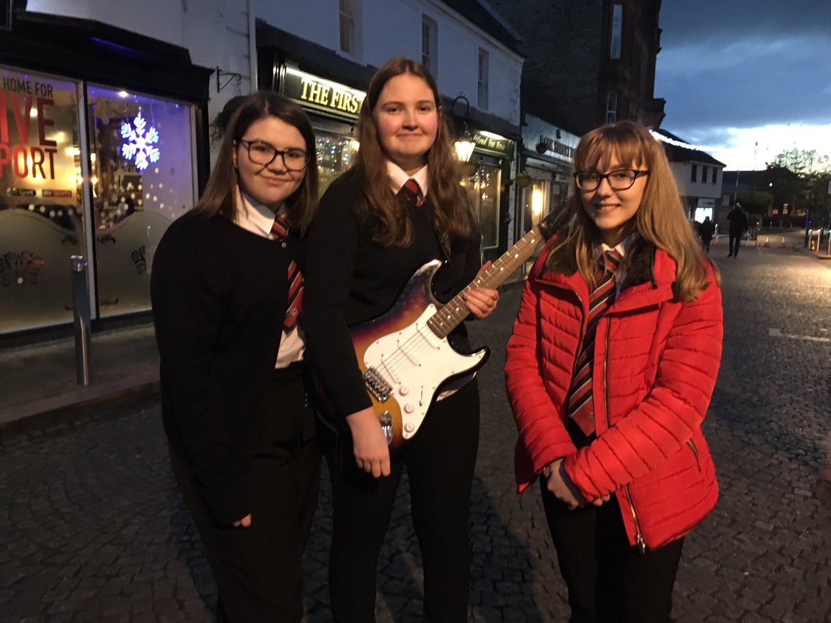 StJoAcadArts's tweet photo. Amazing performance by Dylan, Jennifer and Erin at the Kilmarnock Christmas lights switch on! #takepart https://t.co/B6nfnPnXON
