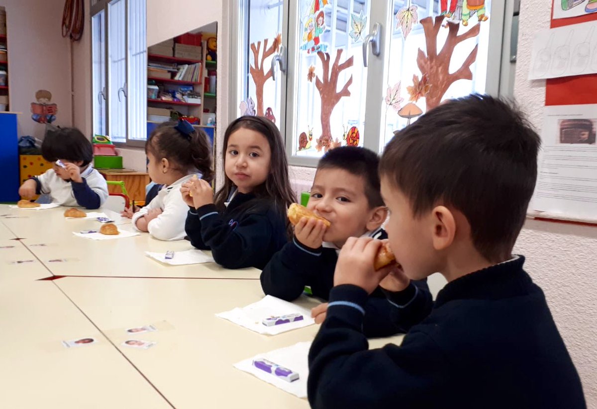 AmorDiosBurlada's tweet photo. Los más peques del cole disfrutaron mucho del día de la Niña María, también de un rico almuerzo 😊💙🥐 #Losmaspeques #AmordeDiosBurlada https://t.co/vFyJLfhuYJ