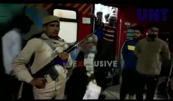 spati2012's tweet photo. Breaking: Big Success for Security Forces 👉 6 terrorists arrested from #PoojaExpress at #Pathankot Railway Station, running from Jammu to Delhi. https://t.co/jzmlK8DhkT