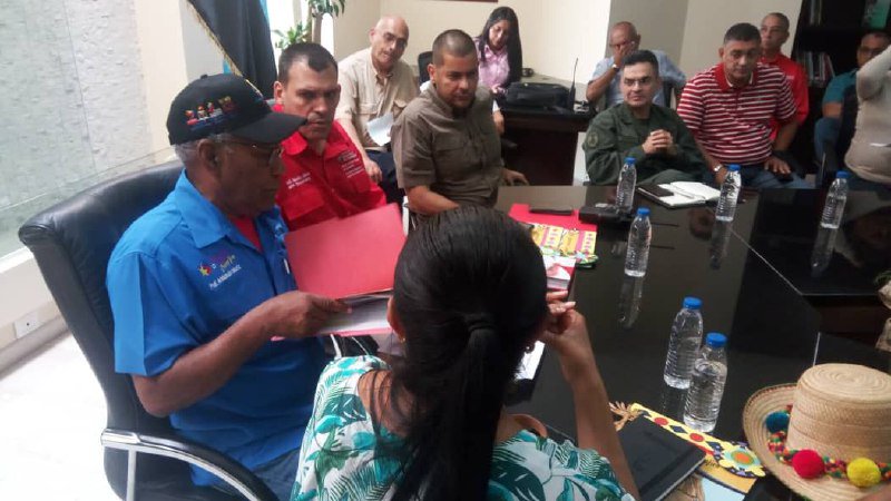 mineducacion_ve's tweet photo. 📸 #EnFotos | Desde nuestra cuenta en Facebook puedes ver cómo se desarrolló la reunión sostenida por el Vcpdte. Sectorial @psuvaristobulo junto a las autoridades del Edo. #Zulia para el avance del Plan de Protección de Áreas Fronterizas. (+Ver) ⏩ https://t.co/4EfPMW1Qnw https://t.co/CAky1ftaET