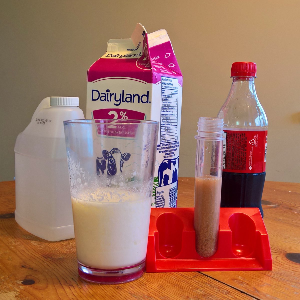 geordiemuppet's tweet photo. We made plastic out of milk! Yes it was a little smelly and a lot squishy, but we did it π. #Science #kidsactivies #EveryOneCanScience #homeschool #learning https://t.co/FFgjS1rKJx