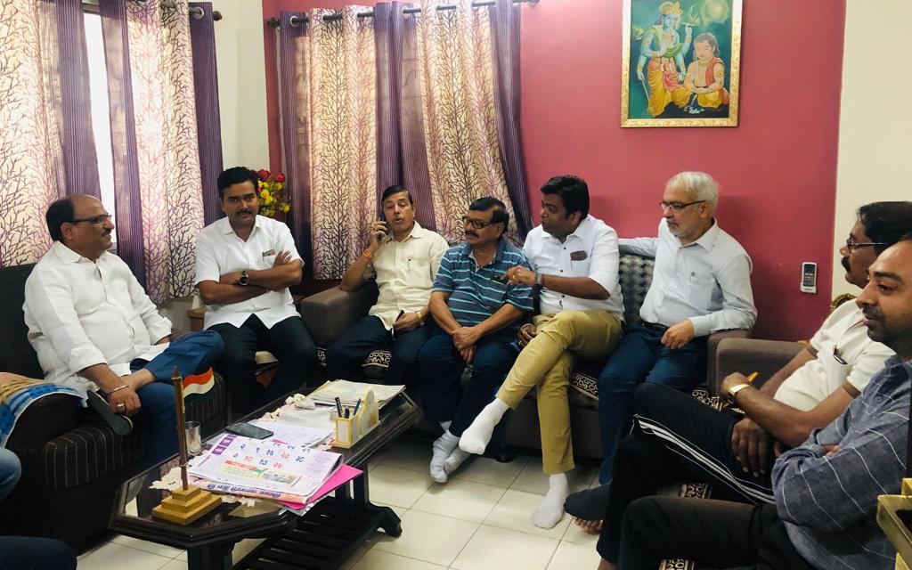AnilSole1's tweet photo. Moments of the meeting of upcoming mega event of "Youth Empowerment Summit"2019 on 4,5,6 Jan at Vasantrao Deshpande sabhagruh Nagpur.Prashant kamde, Girish Deshmukh, Babli Meshram, Kunal Pahile, Jayant Pathak were present. https://t.co/AG78jmFEGL