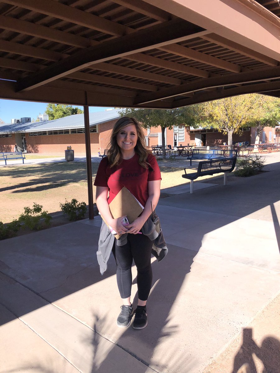 tresanguianos's tweet photo. Thank you @whatislivelove and @thegrovechurch for taking time beautify our #HartfordHusky campus! #teacherprojects #wethankyou @EricaTrick @ChandlerUnified https://t.co/zQoSC7m0gx