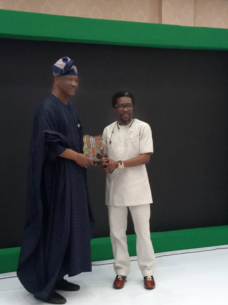 zhangruoxi77's tweet photo. It is an honour to present the youth personality of the year award to @segalink. 

Congratulations you are an inspiration to us all. https://t.co/cTqRhbPGkU