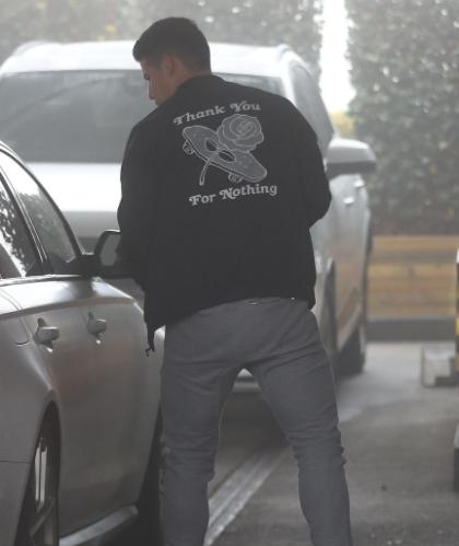 iMiaSanMia's tweet photo. After spending 10 days in Madrid recovering from his knee injury, James returned to Munich to start his rehabilitation program at Säbener Straße. The Colombian star is not on crutches anymore but is not expected to return before January. [Bild] https://t.co/cLaZxjSF7q