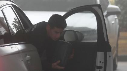 iMiaSanMia's tweet photo. After spending 10 days in Madrid recovering from his knee injury, James returned to Munich to start his rehabilitation program at Säbener Straße. The Colombian star is not on crutches anymore but is not expected to return before January. [Bild] https://t.co/cLaZxjSF7q