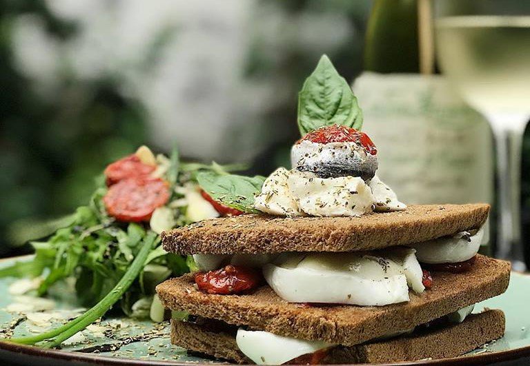 Lekker op stap in Leuven? Reserveer je plekje bij Zarza, Zoff of Sticky Fingers BBQ Leuven via resengo.com. 🤩
