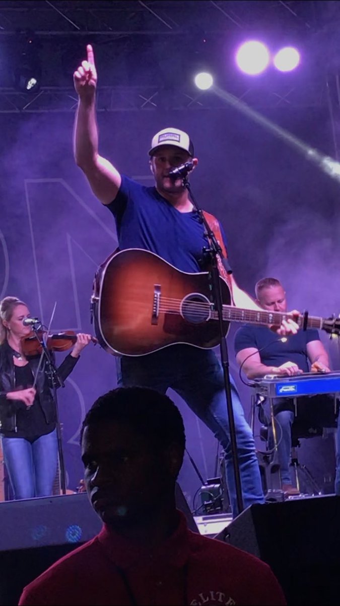 sweetxgirl's tweet photo. Last night was so fantastic!!! @eastoncorbin Iβm happy to have seen you 56 times so far...one more show this year! ππβΊοΈ #texastocalifornia https://t.co/fZ5QJg9G0A