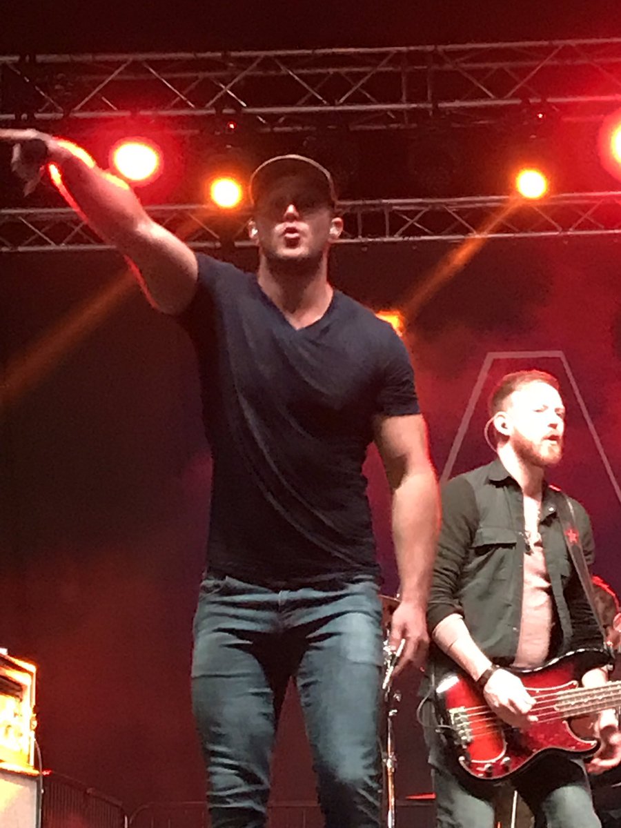 sweetxgirl's tweet photo. Last night was so fantastic!!! @eastoncorbin Iβm happy to have seen you 56 times so far...one more show this year! ππβΊοΈ #texastocalifornia https://t.co/fZ5QJg9G0A