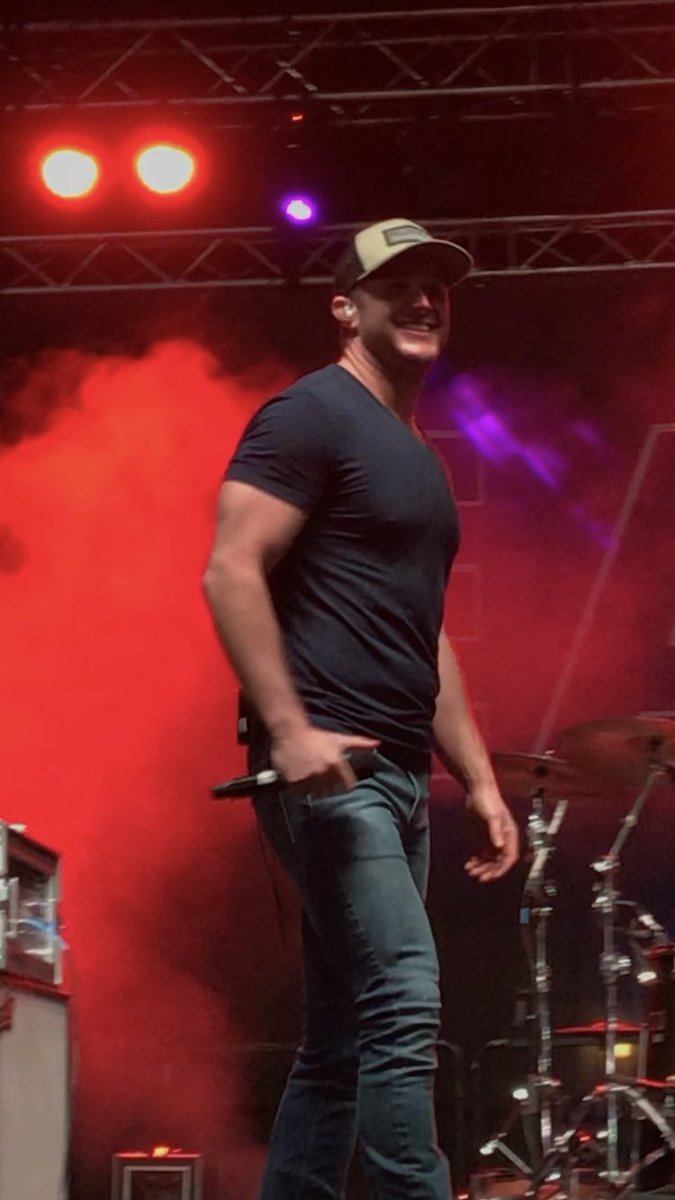 sweetxgirl's tweet photo. Last night was so fantastic!!! @eastoncorbin Iβm happy to have seen you 56 times so far...one more show this year! ππβΊοΈ #texastocalifornia https://t.co/fZ5QJg9G0A