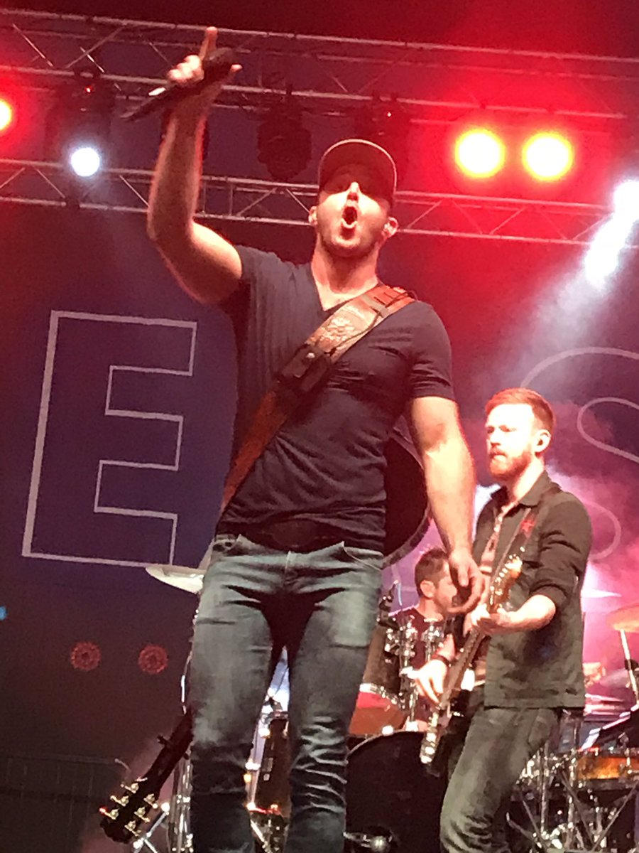 sweetxgirl's tweet photo. Last night was so fantastic!!! @eastoncorbin Iβm happy to have seen you 56 times so far...one more show this year! ππβΊοΈ #texastocalifornia https://t.co/fZ5QJg9G0A