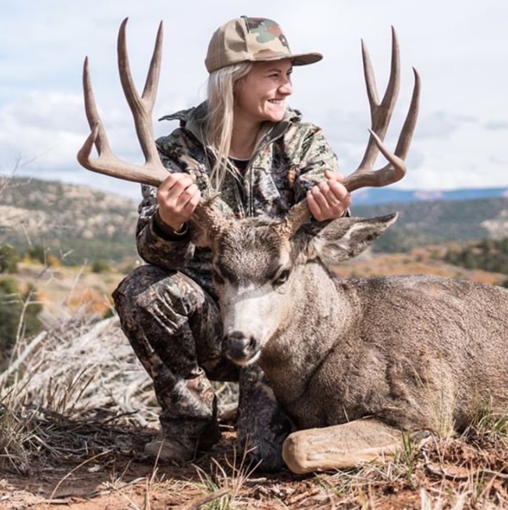 kingscamo's tweet photo. That smile says it all! Congrats on the great buck @melly208 👊
📸@jdheinerblog
____
#KingsCamo #XKGseries #muledeer #bbd #womenhunttoo #womensgear #desertshadow https://t.co/P8Xdg4Rw8I