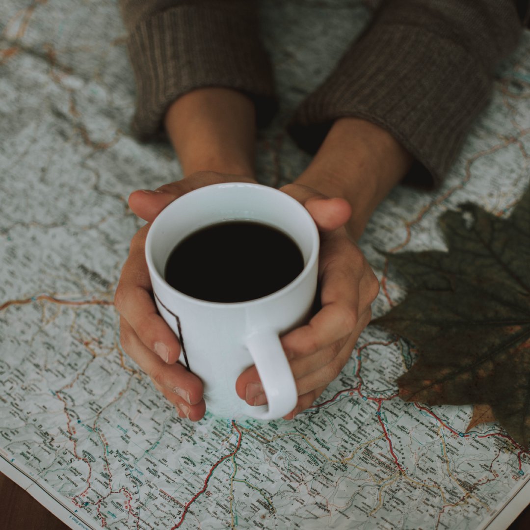 We miss those early mornings before starting out on a hike - a few sips of coffee and we're pumped to go! Maybe we'll add a couple dabs of coffee extract-filled HAN concealer for an extra boost of caffeine &amp; coverage for those made-it-to-the-top photos.  

📸: Fotografierende