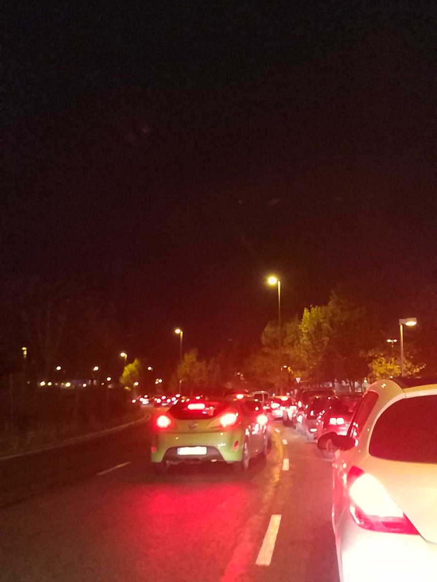 Robersharkpei's tweet photo. #circodeloshorrores  y así estamos desde hace media hora...para entrar en el parking https://t.co/79ucS86PZC