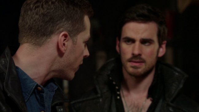 Emma tells Elsa that she's the saviour of this realm, and tries to use her magic to help Elsa get out of the ice cave. Meanwhile, David and Killian go to Gold's shop to find a way to rescue Emma. David recognizes Anna's necklace in the shop. 4x02 "White Out" #CaptainSwanSunday