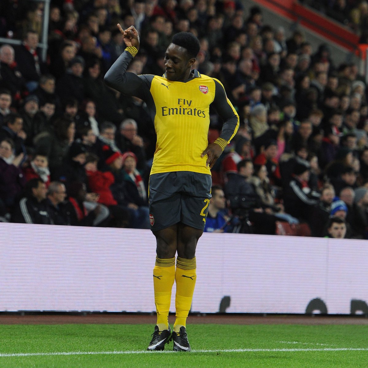 Arsenal's tweet photo. Wishing you a very happy birthday, @DannyWelbeck 🎈

And all the best in your recovery ❤️ https://t.co/1mexpzfDqO