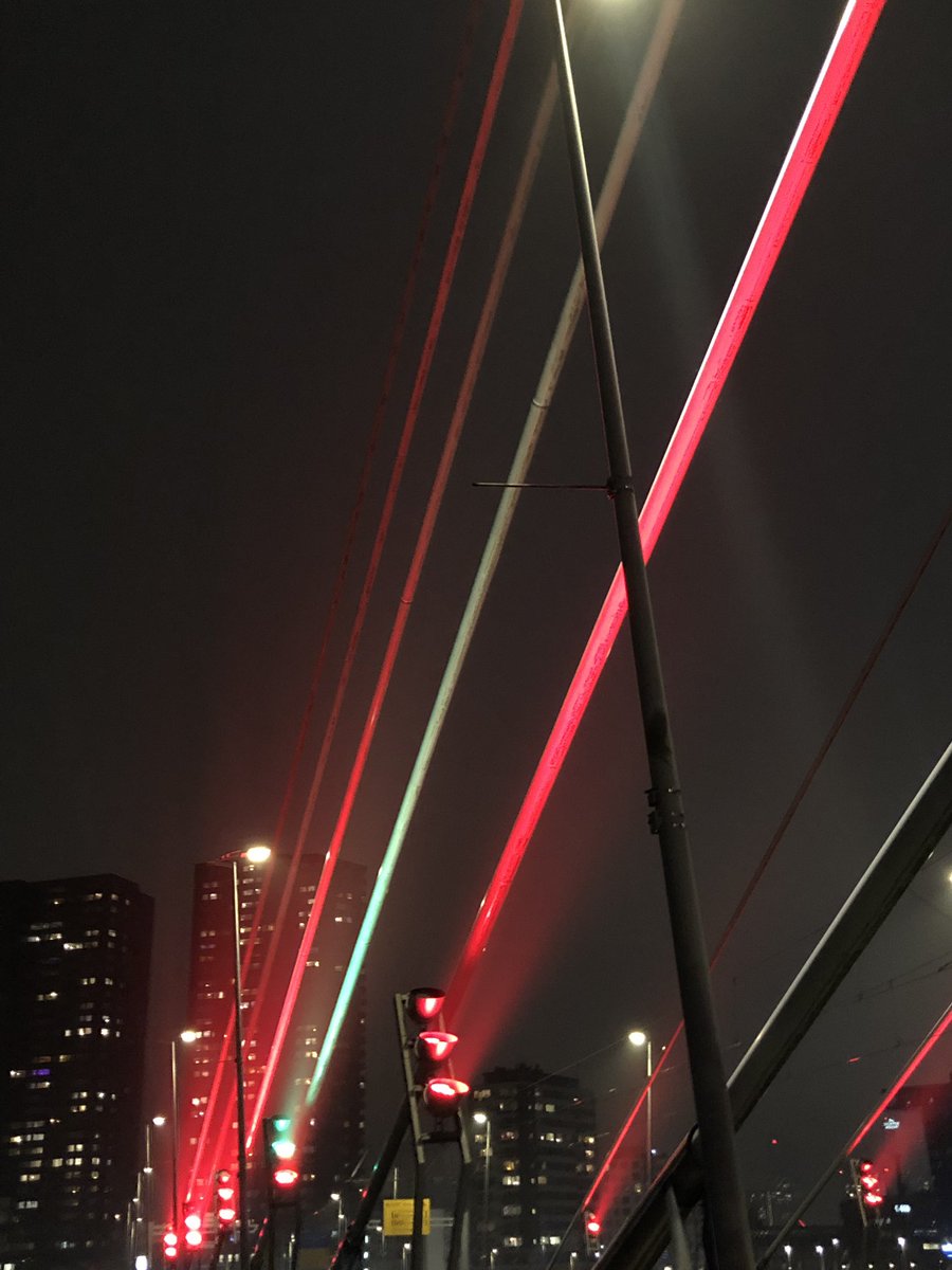 Vandaag is het de Internationale Dag tegen Geweld tegen Vrouwen. #Rotterdam kleurt oranje. #orangetheworld #010