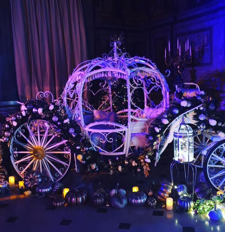 malcolm59084286's tweet image. @PotsPaws has supplied Blenheim Palace with a host of decorative items for this years Christmas display including a collection of hand made mice created by Siena.