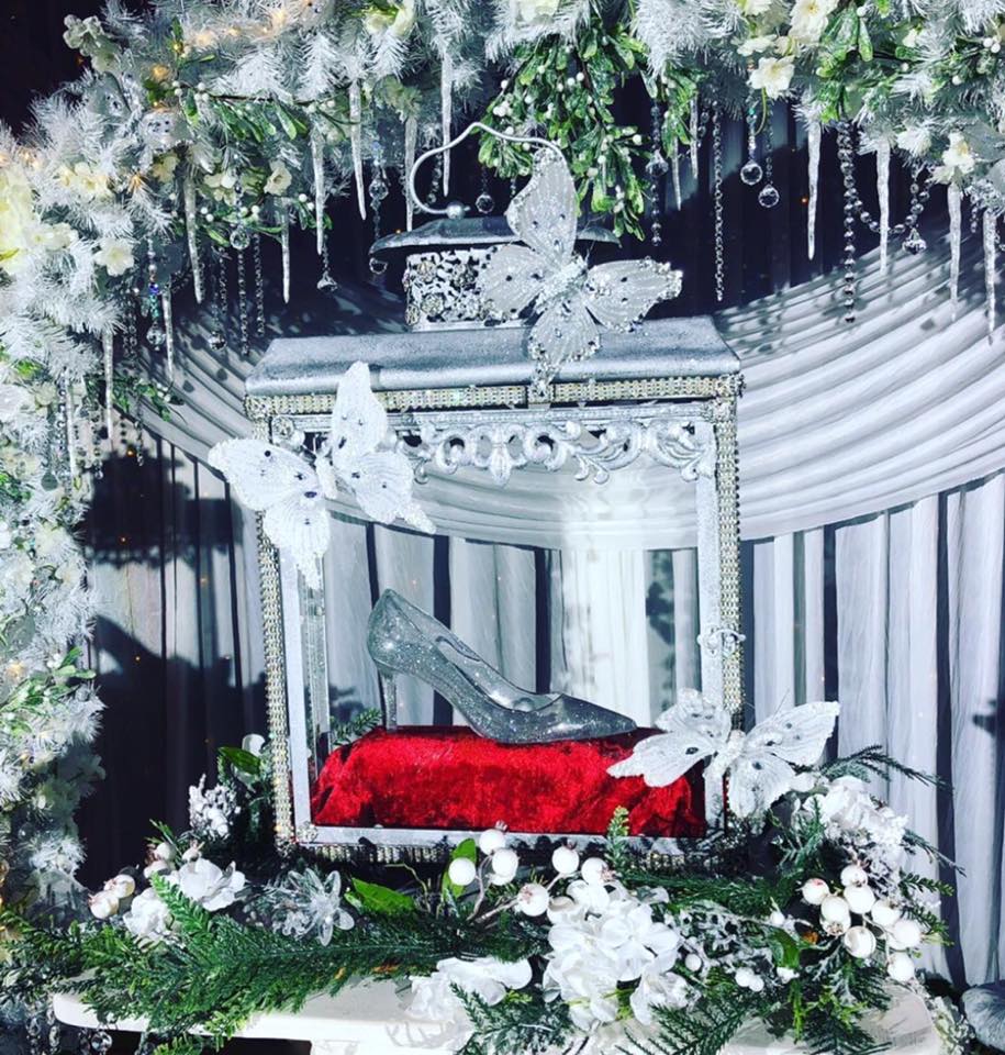 malcolm59084286's tweet image. @PotsPaws has supplied Blenheim Palace with a host of decorative items for this years Christmas display including a collection of hand made mice created by Siena.