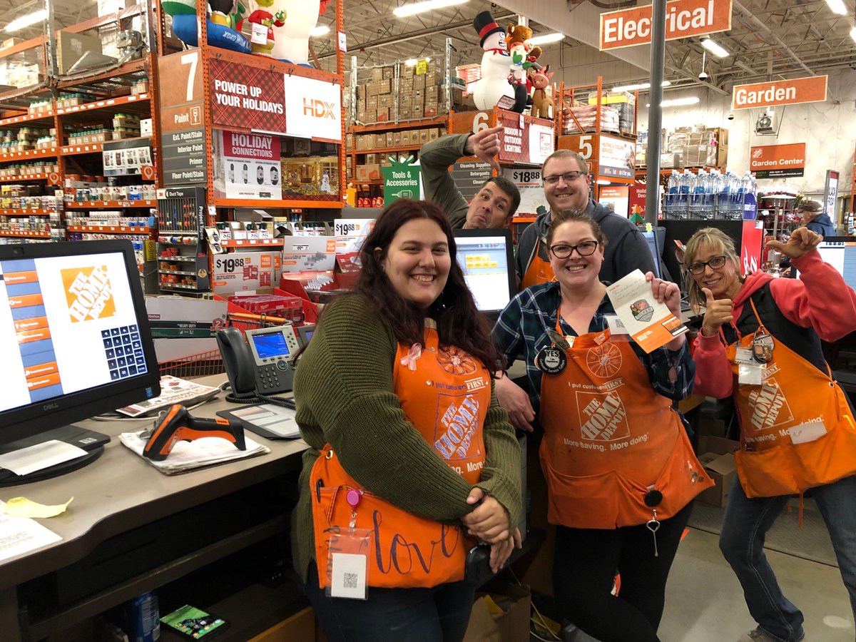 DeatonKrissy's tweet photo. Zoe claiming her silver Homer, thanks for taking care of our customers Zoe! https://t.co/A1LaLL0eQa
