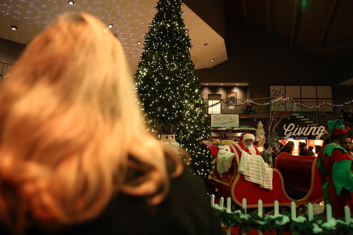 championsfound's tweet photo. Stop by the giving tree... #Tackms #Bellevue https://t.co/MsG8iXvkqX