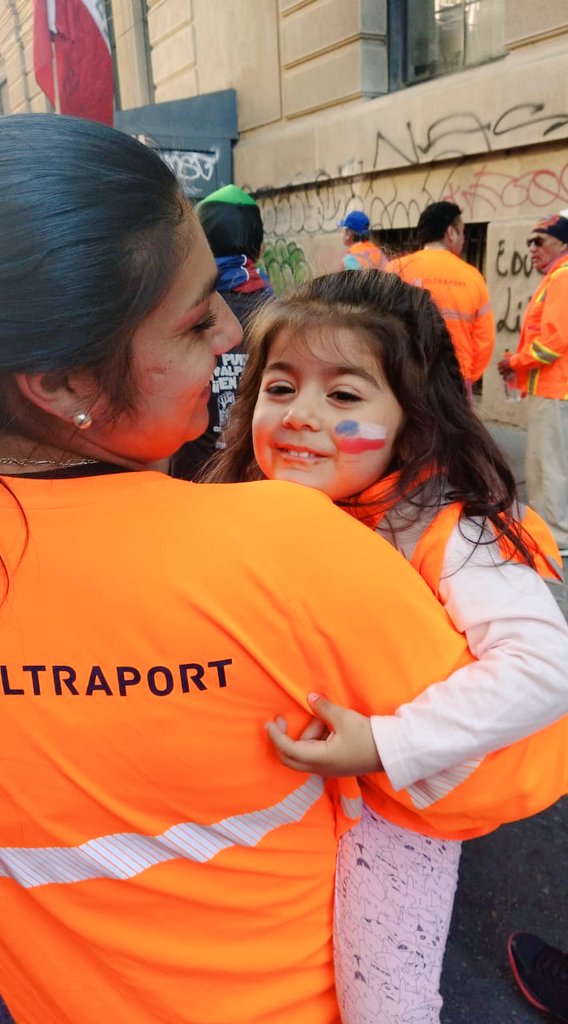 PedroAbarcaPRO's tweet image. @LosPROgresistas apoyamos a los
trabajadores portuarios de #Valparaiso que estan en Paro!! y que junto a sus familias realizan masiva marcha en defensa de sus derechos, mejoras salariales y condiciones de trabajo @RNuevoMundo @FortinOficial @uchileradio @inda_gabriel @Cutchile