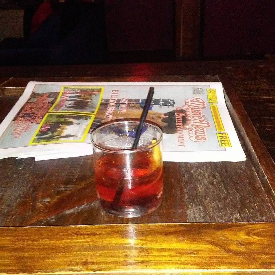 The weekend doesn't stop on #Saturday! 
Sip on a few #happyhour #drinkspecials and make the most out of your #sundayfunday! 
#hh 4pm-8pm
.
.
#deansdowntown #houstontx #couchesandcouches
.
.
 #houston #houstondrinks #downtownhouston #downtownhtx #downtown  #houstoncocktails
