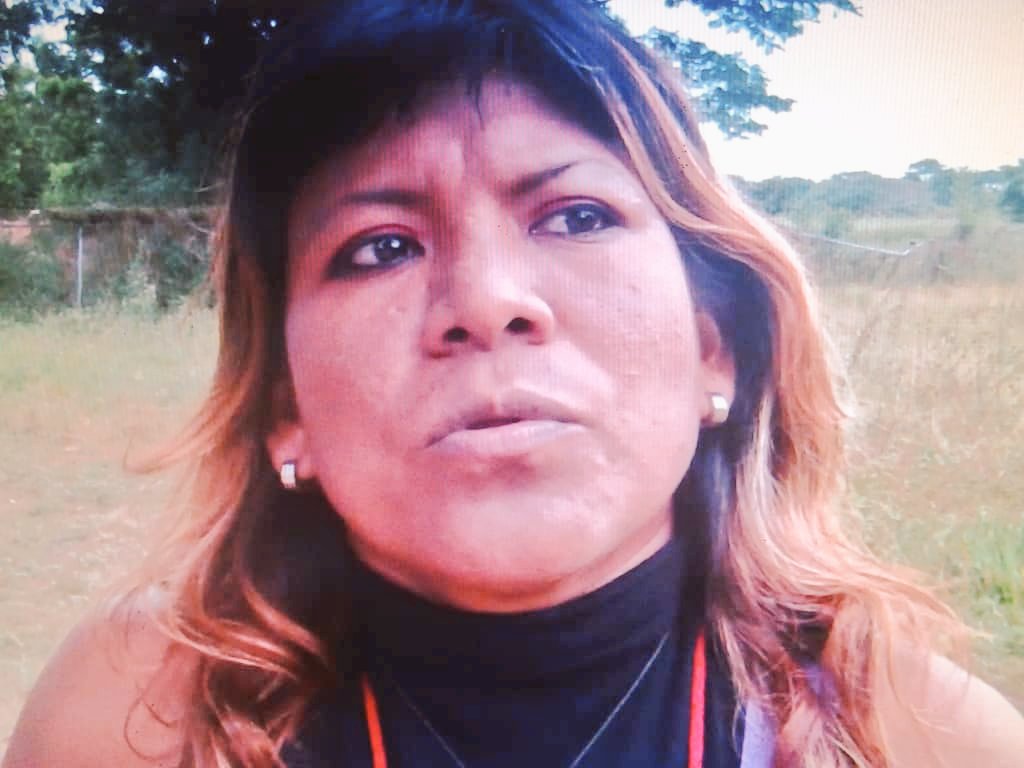 alba_tv's tweet photo. Perijá | Mary Fernández indígena Yukpa, educadora en la comunidad Guamo Pa Mocha, lleva 7 días detenida y aún no ha sido vista ni por sus familiares ni por la defensora indígena Maracaibo. El cura de la Misión Tukuko, reporta que "Mary, está bien" pero no ha logrado verla. 1/3 https://t.co/VFhxBHHxST